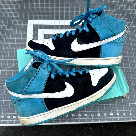Nike SB Dunk Low \'Send Help\'
